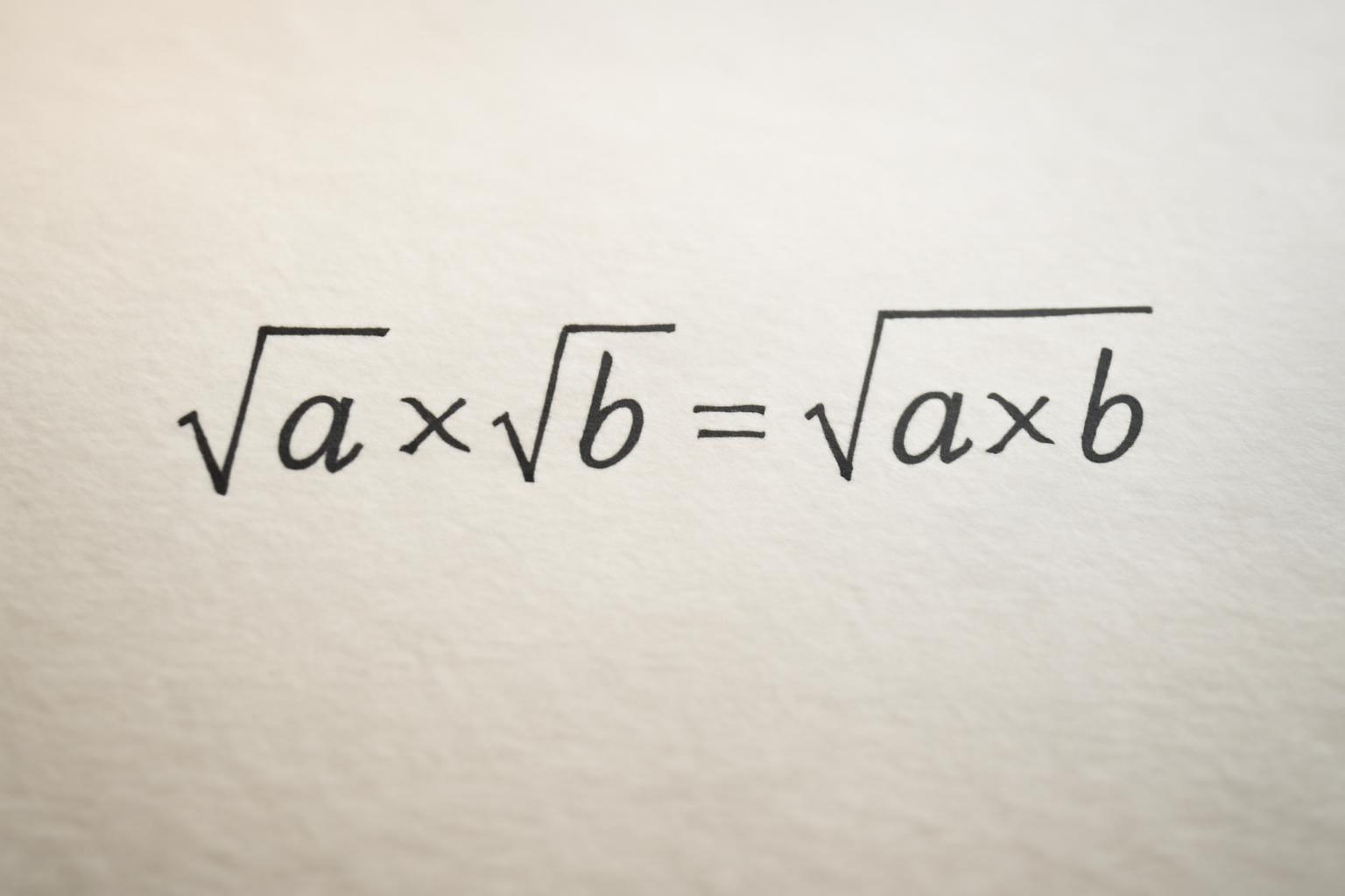 A négyzetgyök szorzatának azonossága matematikai kifejezése.