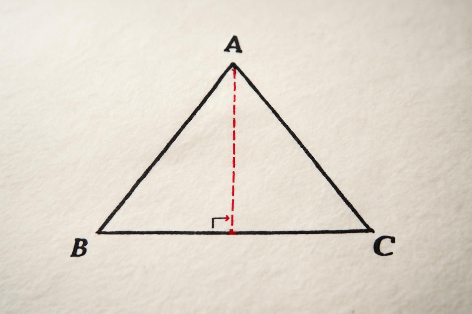 Egy háromszög, amelynek magasságvonala piros vonallal van jelölve, A csúcsból indulva.