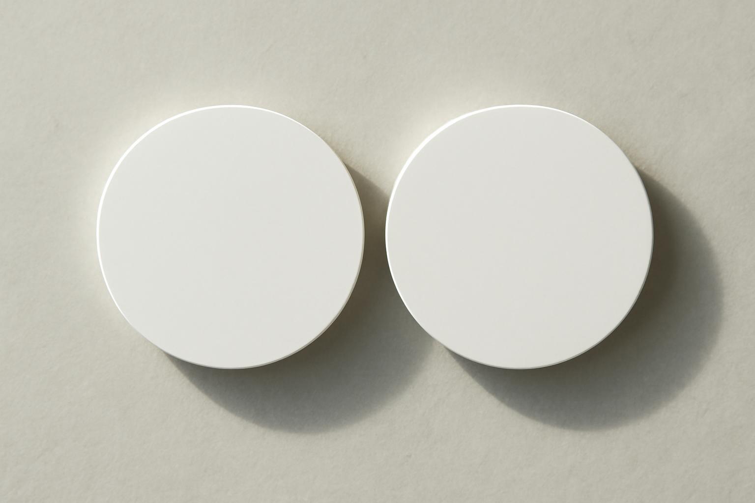 Két fehér kör, egymás mellett, világos háttér előtt, geometriai elhelyezkedésük vizsgálatára utal.