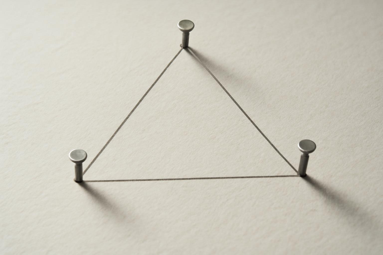 Egyenlő szárú háromszög, amelyet három tű és egy zsinór alkot.