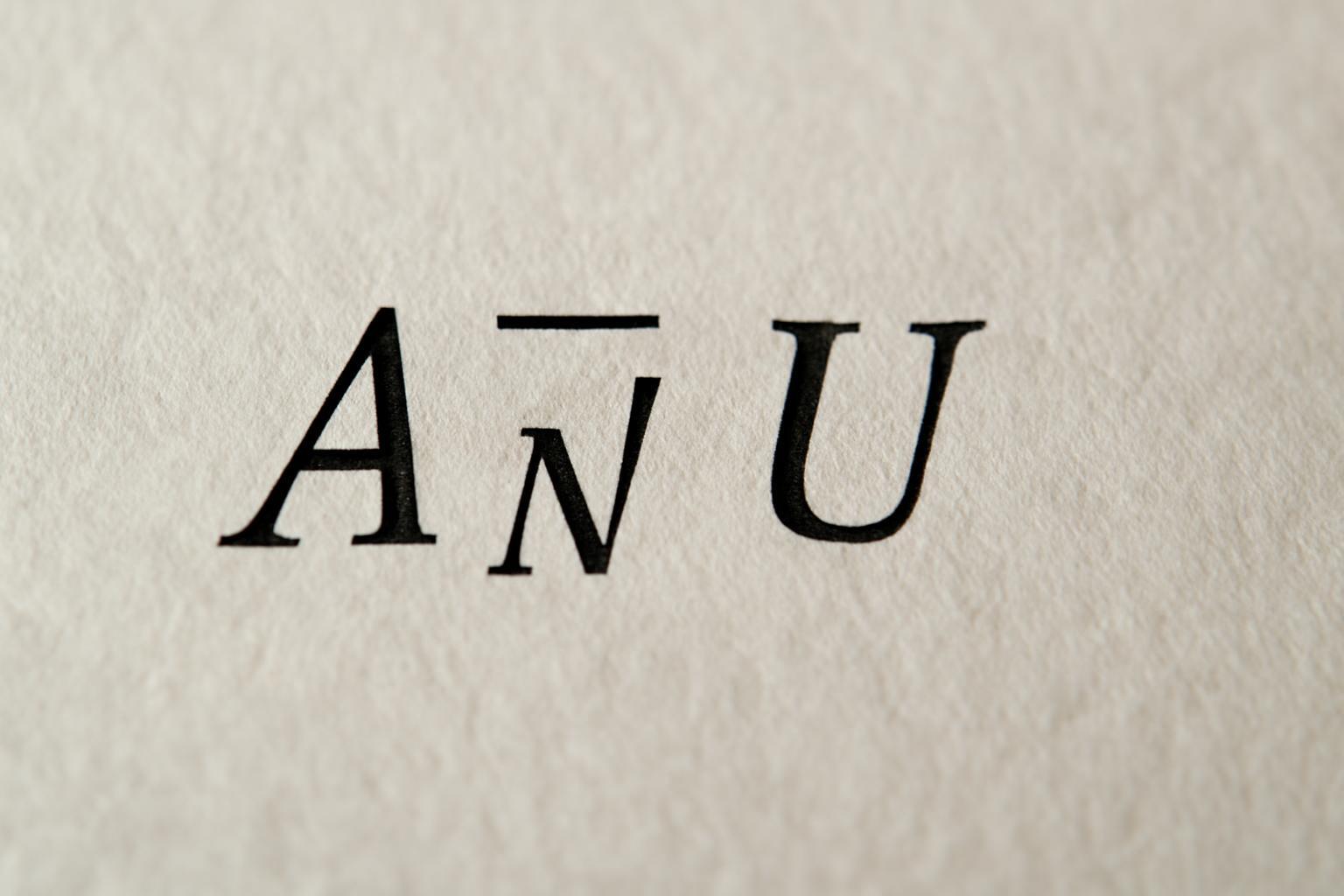 A komplementer halmaz jelölése: A' és U, amely az univerzális halmazt jelöli.