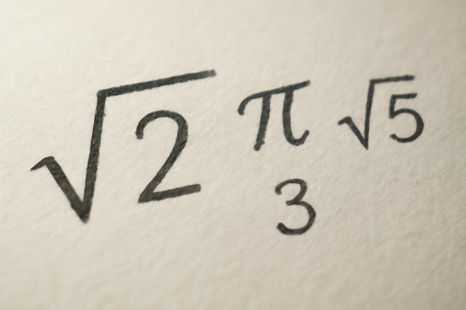 A négyzetgyök jele és irracionális számok, mint a gyök kettő és pi.