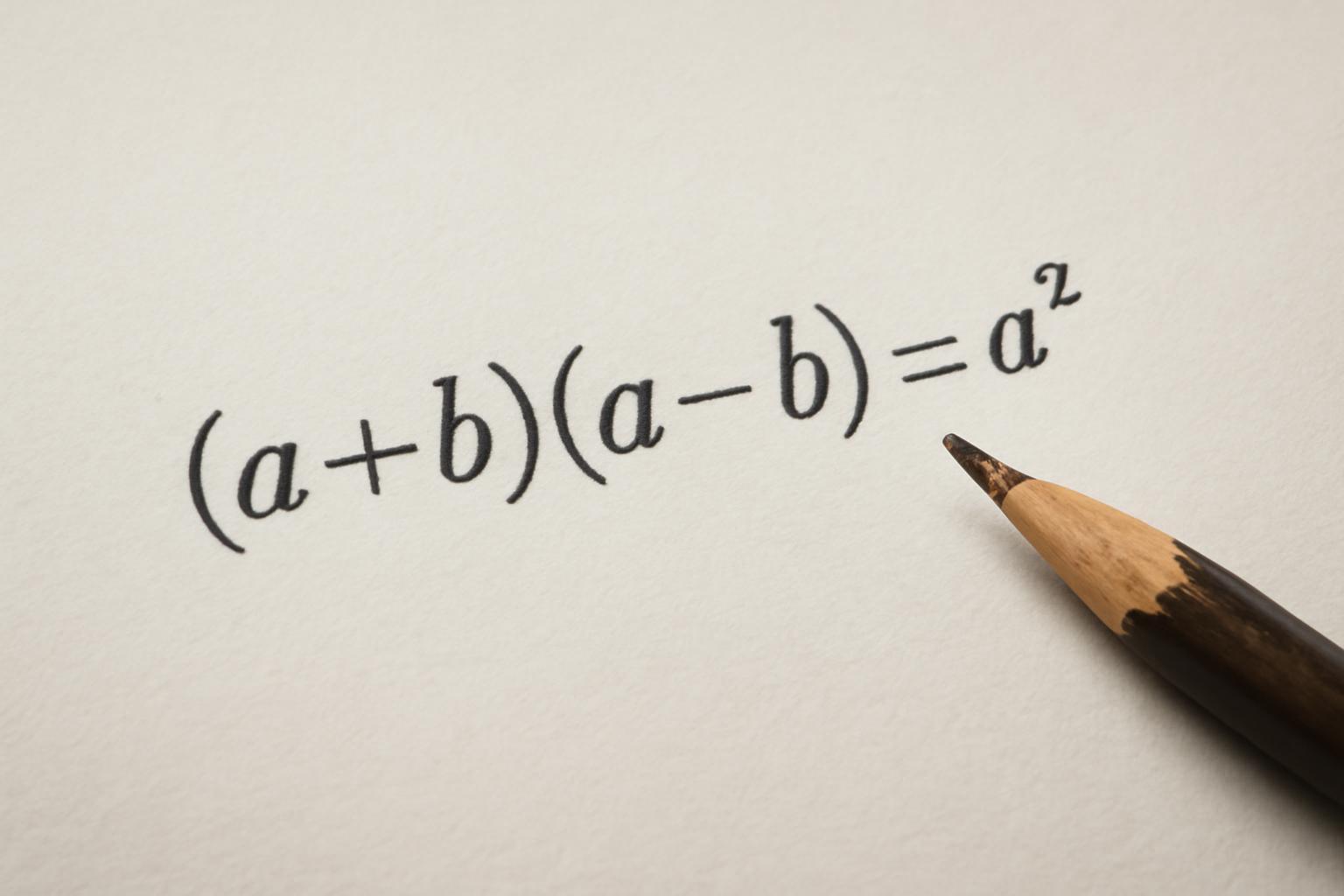 Matematikai képlet: (a+b)(a-b)=a², amely az összeg és különbség szorzatát mutatja.